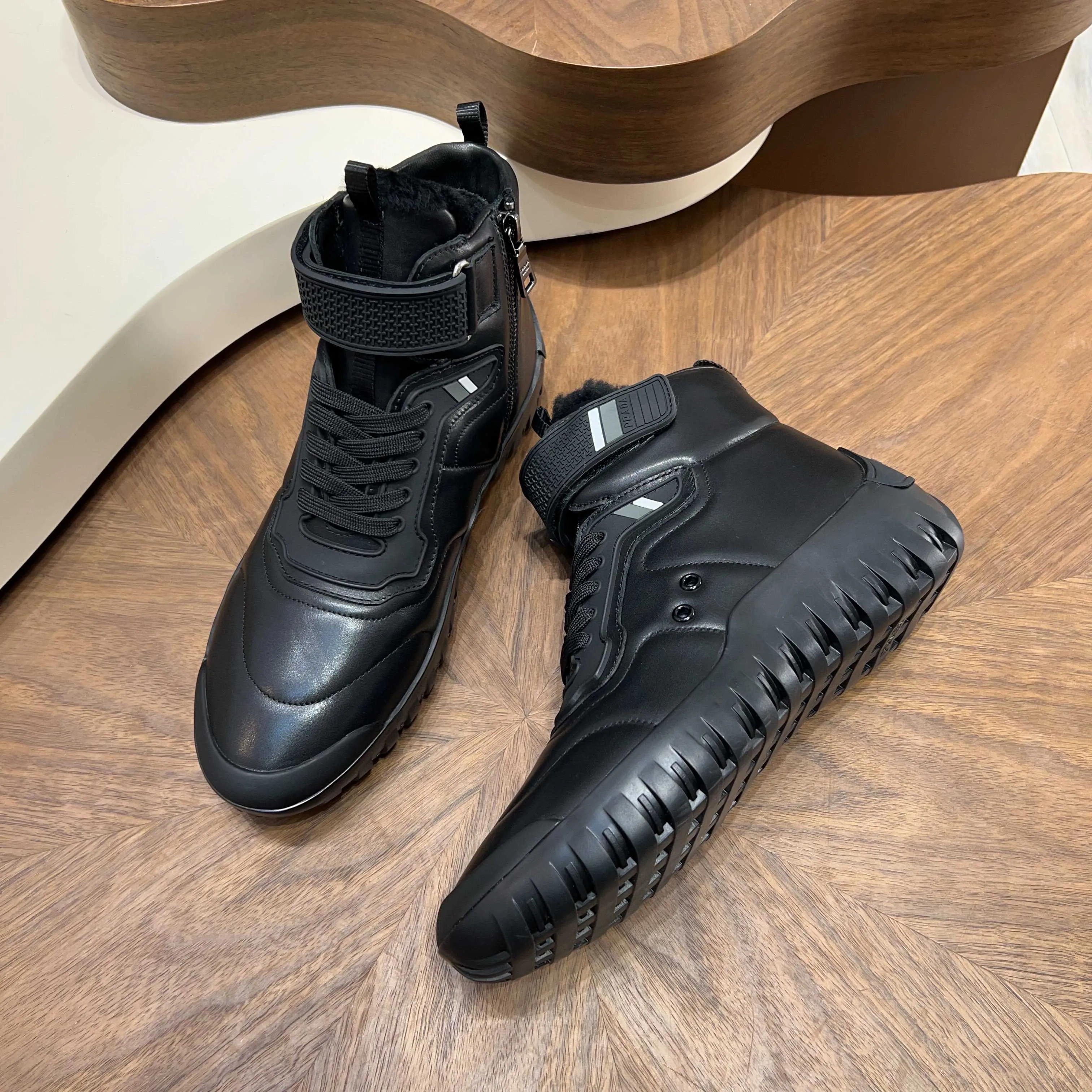 Men's Men's Shoes 💰920 Prada/Prada Toblach men's high-top wool shoes are shipped to Wanguan, the top-notch products! These minimalist high-top sneakers are inspired by the iconic Prada Linea Rossa silhouette shown in the 1998 Autumn/Winter fashion show. The revolutionary lightweight 4cm wide rubber sole is embellished with a distinctive red Linea Rossa logo, recalling the innovative duality core of the original design, while the matte calfskin surface highlights a sophisticated modern temperament. The slip-on design has a simple glossy style. It is equipped with an exclusive hardware zipper closure on the inside, making it easier to put on and take off. The wool is integrated to keep warm and lock in temperature. It is equipped with a logo cowhide and wool removable insole. It is comfortable and breathable for the upper foot, and is versatile for casual wear. Comes with full set of original packaging dust bag! Size: 38-39-40-41-42-43-44 Standard leather shoe size Item number: 4T3613 wool black